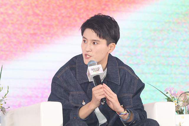 那样一来，萧氏集团不过就是自己娘家的产业而已，跟自己有什么关系？现在最让她伤心的，是王云飞对自己的绝情，以及自己未来的迷茫。